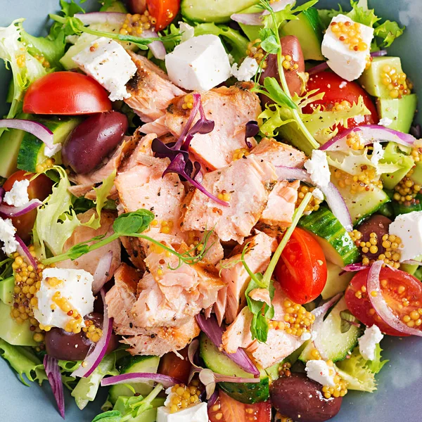 Ketogene Lunch Griekse Salade Met Gegrilde Zalm Gezond Eten Keto — Stockfoto