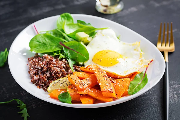 Reggeli Quinoával Sült Szeletelt Tök Avokádó Tükörtojás Vegetáriánus Egészséges Diétás — Stock Fotó