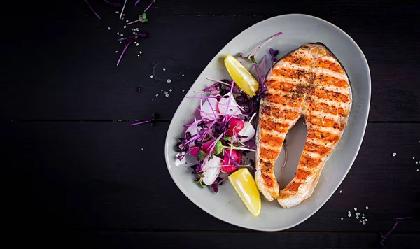 サーモン サーモンフィッシュステーキグリルと大根サラダにマイクログリーン 健康食品 トップビュー オーバーヘッド コピースペース — ストック写真