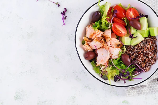 Salad Salmon Salad Segar Dengan Salmon Panggang Alpukat Tomat Ceri — Stok Foto