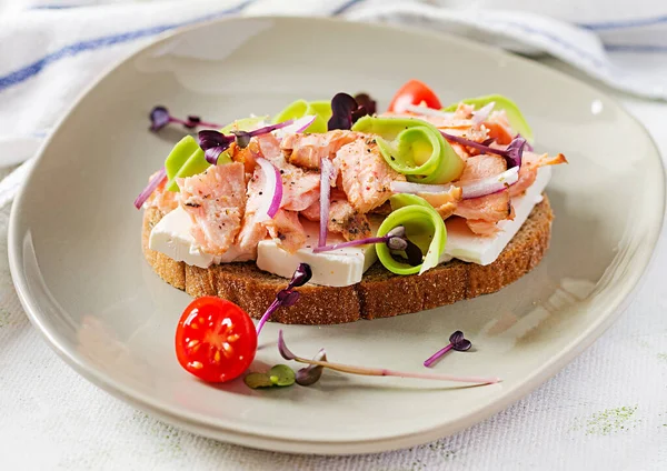 Sandwich Met Gebakken Zalm Tapas Sandwich Met Zalm Feta Kaas — Stockfoto