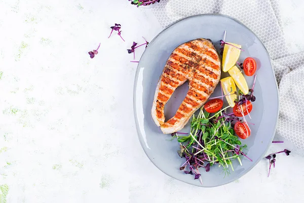 Somon Balığı Somon Balığı Bifteği Izgara Mikroyeşillikli Domates Salatası Sağlıklı — Stok fotoğraf