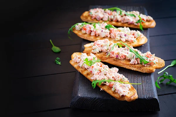 Bruschetta Pečeným Lososem Tapas Sendvič Salsou Lososa Sýrem Feta Avokádem — Stock fotografie