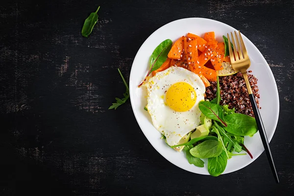 Desayuno Con Quinua Calabaza Rodajas Fritas Aguacate Huevo Frito Vegetariano — Foto de Stock