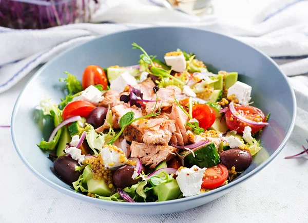 Almoço Cetogénico Salada Grega Com Salmão Grelhado Jantar Saudável Ceto — Fotografia de Stock