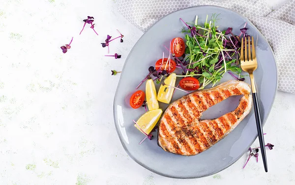 Laxen Laxfiskbiff Grillad Och Tomatsallad Med Mikrogrönt Friska Livsmedel Ovanifrån — Stockfoto