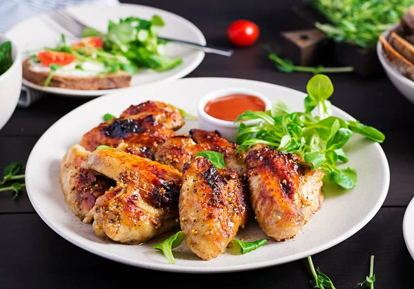 Grilled Chicken Wings Baked Chicken Wings Wooden Table — Stock Photo, Image