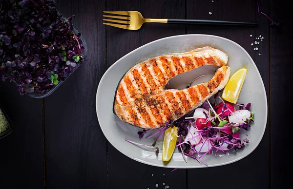 Zalm Zalmvissteak Gegrild Radijssalade Met Microgreens Gezond Eten Bovenaanzicht Bovenleiding — Stockfoto