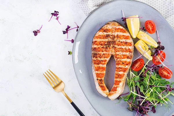 Somon Balığı Somon Balığı Bifteği Izgara Mikroyeşillikli Domates Salatası Sağlıklı — Stok fotoğraf