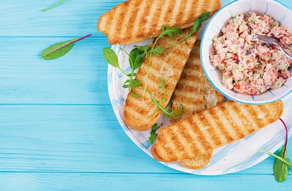 Toasturi Somon Riyet Sandwich Salsa Somon Brânză Feta Avocado Roșii — Fotografie, imagine de stoc