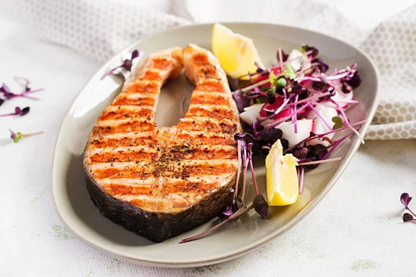 鲑鱼牛排烤 萝卜色拉配微绿色 健康食品 — 图库照片