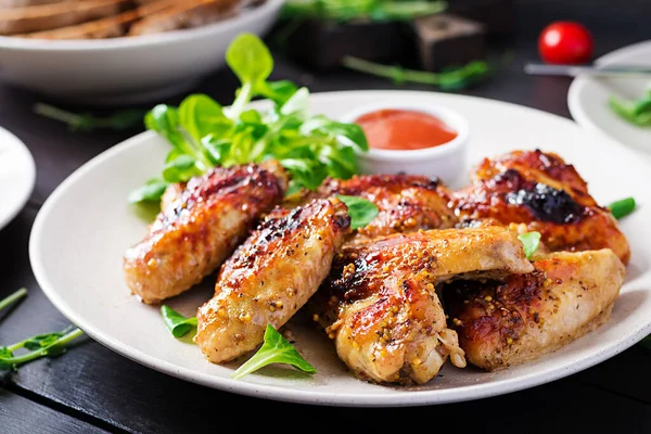 Alitas Pollo Parrilla Alitas Pollo Horno Sobre Mesa Madera —  Fotos de Stock