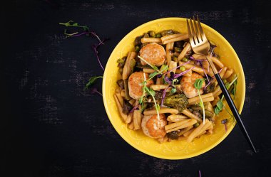 Köfteli, acı soslu ve kasede sebzeli makarna. Üst görünüm, genel görünüm, kopyalama alanı