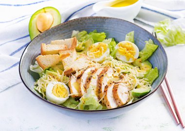 Salata, marul, tavuk, avokado ve kızarmış ekmek..