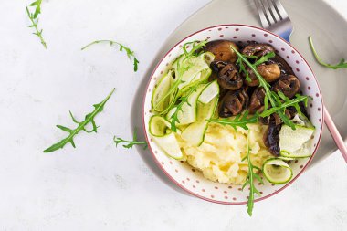 Patates püresi ve taze salatalıklı mantarlı sağlıklı vejetaryen yemeği. Vejetaryen yemeği. Üstten, düz, üstten