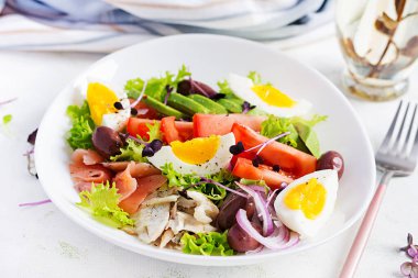 Ketogenik diyet kahvaltısı. Tuzlu somon ve sebzeli fırında dorado salatası, domates, yumurta ve avokado. Sıfır atık, çevre dostu kavram.