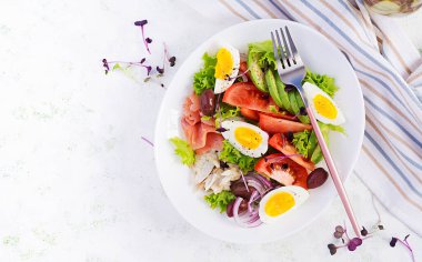 Ketogenik diyet kahvaltısı. Tuzlu somon ve sebzeli fırında dorado salatası, domates, yumurta ve avokado. Üst manzara, genel giderler. Sıfır atık, çevre dostu kavram.