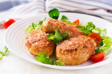 Lahanalı köfte. Hafif arka planda taze salatalı tembel lahana ruloları. Rus mutfağı..