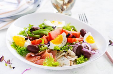 Ketogenik diyet kahvaltısı. Tuzlu somon ve sebzeli fırında dorado salatası, domates, yumurta ve avokado. Sıfır atık, çevre dostu kavram.