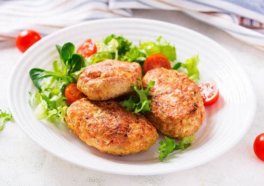 Lahanalı köfte. Hafif arka planda taze salatalı tembel lahana ruloları. Rus mutfağı..