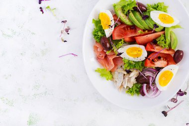 Ketogenik diyet kahvaltısı. Tuzlu somon ve sebzeli fırında dorado salatası, domates, yumurta ve avokado. Üst manzara, genel giderler. Sıfır atık, çevre dostu kavram.