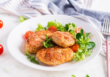 Lahanalı köfte. Hafif arka planda taze salatalı tembel lahana ruloları. Rus mutfağı..