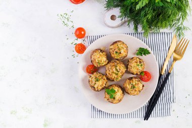 Tavukla doldurulmuş fırında mantar kıyma, peynir ve hafif tabakta otlar. Üst görünüm, yukarıda, boşluğu kopyala