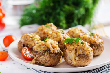 Tavukla doldurulmuş fırında mantar kıyma, peynir ve hafif tabakta otlar..