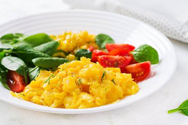 Kahvaltıda. Çilekli yumurta, domates, ıspanak ve mısır..