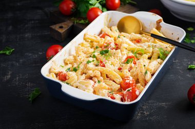 Fetapasta. Feta viral fırın makarna tarifi kiraz domatesleri, feta peyniri, sarımsak ve güveç kabında otlardan yapılır..