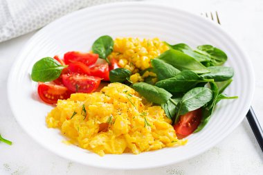 Kahvaltıda. Çilekli yumurta, domates, ıspanak ve mısır..