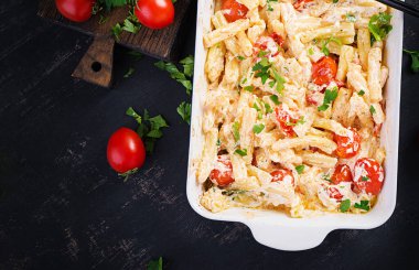 Fetapasta. Kiraz domatesinden, feta peynirinden, sarımsak ve güveçte ottan yapılan popüler viral Feta makarna tarifi. Üst görünüm, yukarıda, boşluğu kopyala.