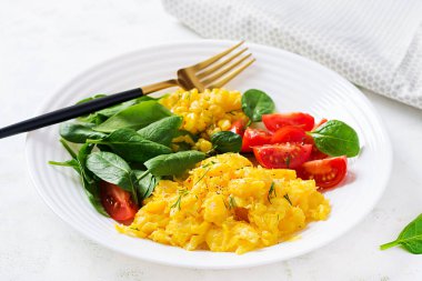 Kahvaltıda. Çilekli yumurta, domates, ıspanak ve mısır..