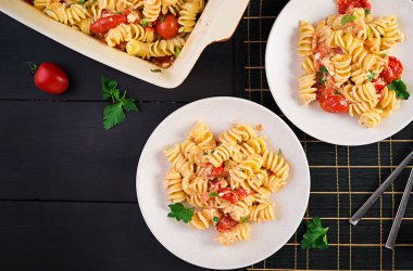 Fetapasta. Çeri domatesleri, feta peyniri, sarımsak ve bitkilerden yapılan moda Feta fırınlanmış makarna tarifi. Masa ayarı. Üst görünüm, yukarıda, boşluğu kopyala.
