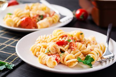 Fetapasta. Çeri domatesleri, feta peyniri, sarımsak ve bitkilerden yapılan moda Feta fırınlanmış makarna tarifi. Tablo ayarı.