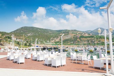 Alanya 'da limana ve dağlara bakan açık hava kafeleri, Türkiye.