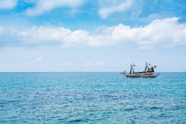 Sahil kenarındaki sakin deniz suyunda bir tekne. Turist teknesi. Türkiye 'nin Doğası.