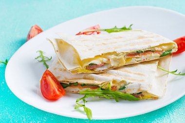 Jambonlu, yumurtalı, peynirli, domatesli ve yeşil otlu ev yapımı ekmek. Geleneksel yassı ekmek.