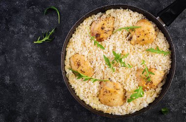 Tavuklu pilav, siyah arka planda tavada pilav. Üst görünüm, yukarıda, boşluğu kopyala