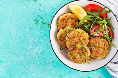 Beyaz balık, bulgur, ıspanak ve ekmek kırıntılarıyla ev yapımı balık kroketi. Kıymalı morina böreği. Lezzetli ve besleyici öğle veya akşam yemeği. Üst görünüm, genel görünüm