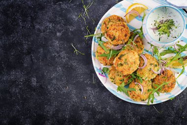 Beyaz balık, bulgur, ıspanak ve ekmek kırıntılarıyla ev yapımı balık kroketi. Kıymalı morina böreği. Lezzetli ve besleyici öğle veya akşam yemeği. Üst görünüm, genel görünüm