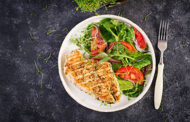 Salatalı ızgara tavuk fileto. Keto, ketojenik, paleo diyeti. Sağlıklı yiyecekler. Diyet öğle yemeği konsepti. Üst görünüm, genel görünüm, kopyalama alanı