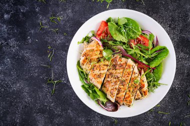 Salatalı ızgara tavuk fileto. Keto, ketojenik, paleo diyeti. Sağlıklı yiyecekler. Diyet öğle yemeği konsepti. Üst görünüm, genel görünüm, kopyalama alanı
