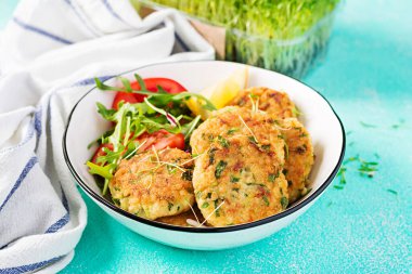 Beyaz balık, bulgur, ıspanak ve ekmek kırıntılarıyla ev yapımı balık kroketi. Kıymalı morina böreği. Lezzetli ve besleyici öğle veya akşam yemeği.