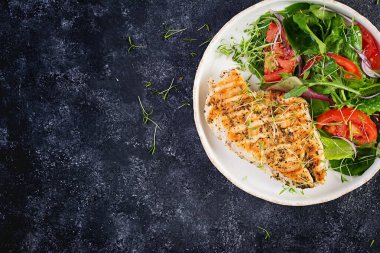 Salatalı ızgara tavuk fileto. Keto, ketojenik, paleo diyeti. Sağlıklı yiyecekler. Diyet öğle yemeği konsepti. Üst görünüm, genel görünüm, kopyalama alanı