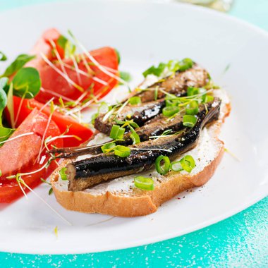 Sandviç. Beyaz tabakta makarna ve domatesli salata. Danimarka mutfağı..