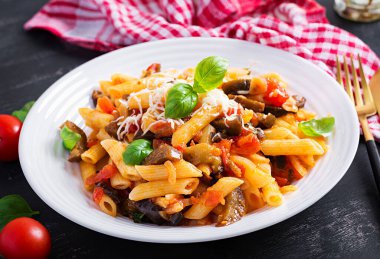 Patlıcanlı makarna. Patlıcan, domates, ricotta peyniri ve fesleğenli geleneksel İtalyan yemeği..