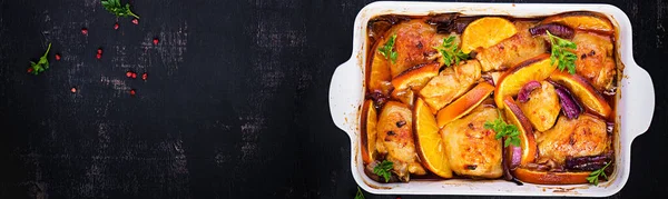 Cosce Pollo Forno Antipasto Fette Pollo Forno Con Cipolla Rossa — Foto Stock