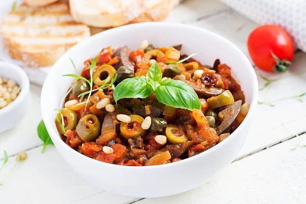 Traditionell Italiensk Caponata Och Rostat Bröd Ett Vitt Bord Trä — Stockfoto