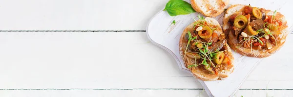 Tradicional Italiano Caponata Torrada Uma Mesa Branca Madeira Caponata Siciliana — Fotografia de Stock